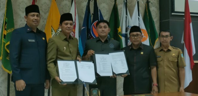 
 Usai penandatanganan nota kesepakatan, Ketua DPRD dan Wakil Bupati Anambas Berfoto Bersama, Senin (20/10). 