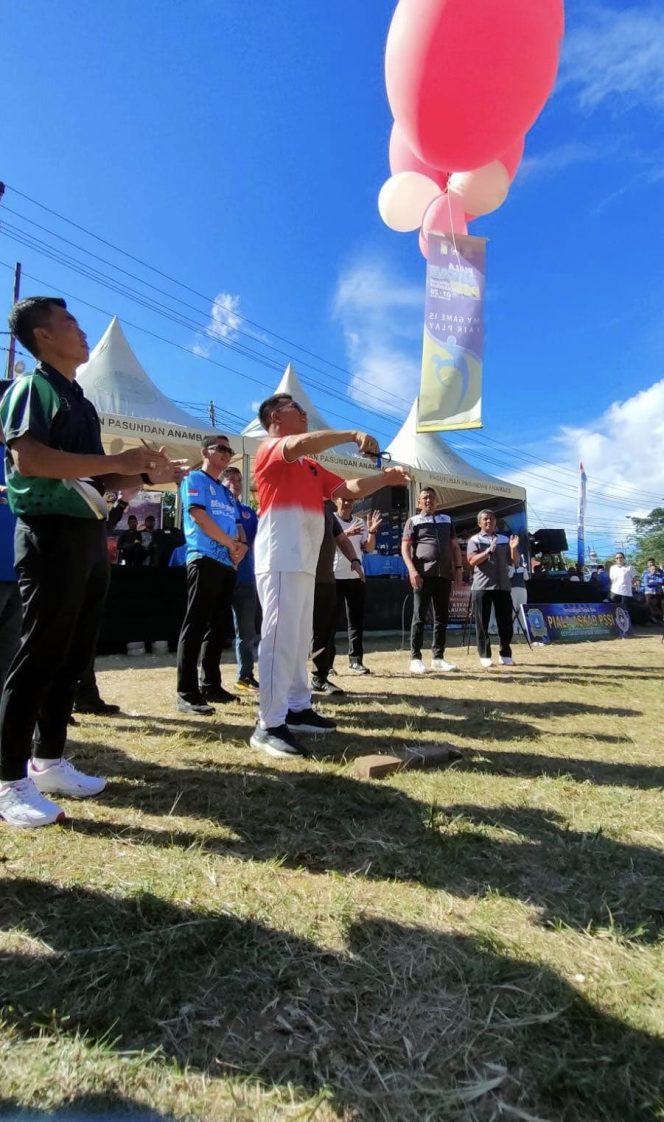 
					Bupati Kepulauan Anambas, Aneng, didampingi sejumlah pejabat secara simbolis melepas balon udara sebagai tanda dibukanya Turnamen Sepak Bola Piala Askab PSSI Anambas 2025 di Lapangan Sulaiman Abdullah, Rabu (1/10).