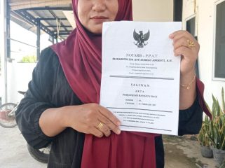 Wulandari, perwakilan PT Bening Toya, menunjukkan salinan akta perjanjian bangun bagi. (Foto digunakan atas persetujuan narasumber), Senin (13/10).