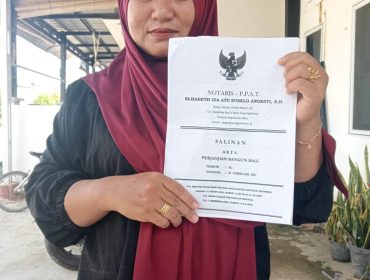 Wulandari, perwakilan PT Bening Toya, menunjukkan salinan akta perjanjian bangun bagi. (Foto digunakan atas persetujuan narasumber), Senin (13/10).