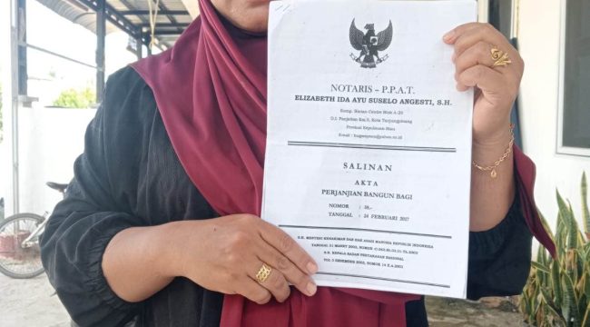 Wulandari, perwakilan PT Bening Toya, menunjukkan salinan akta perjanjian bangun bagi. (Foto digunakan atas persetujuan narasumber), Senin (13/10).