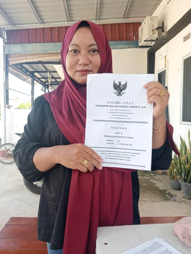 
 Wulandari, perwakilan PT Bening Toya, menunjukkan salinan akta perjanjian bangun bagi. (Foto digunakan atas persetujuan narasumber), Senin (13/10).