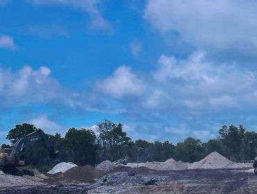 Area tambang pasir ilegal di Malang Rapat, Bintan, menunjukkan lemahnya pengawasan terhadap aktivitas pertambangan ilegal yang berpotensi merusak ekosistem pesisir.