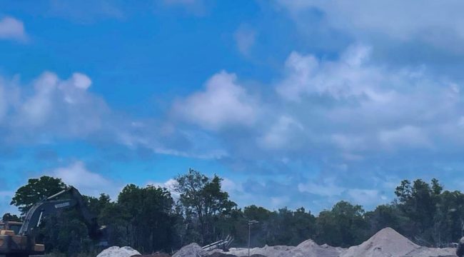 Area tambang pasir ilegal di Malang Rapat, Bintan, menunjukkan lemahnya pengawasan terhadap aktivitas pertambangan ilegal yang berpotensi merusak ekosistem pesisir.