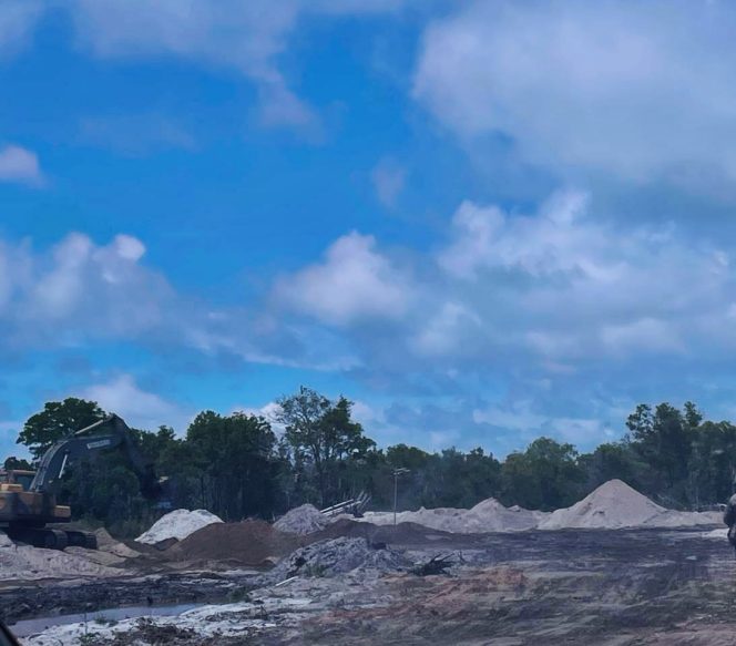 
					Area tambang pasir ilegal di Malang Rapat, Bintan, menunjukkan lemahnya pengawasan terhadap aktivitas pertambangan ilegal yang berpotensi merusak ekosistem pesisir.