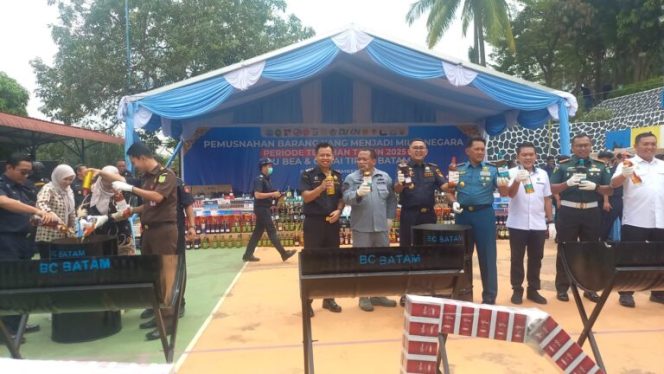 
					Kepala Kantor Zaky Firmansyah saat memusnahkan barang sitaan di Kantor Bea Cukai Batam, (dok/ist). 