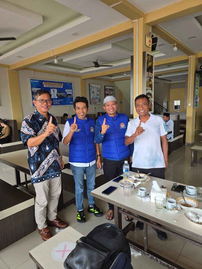 
					Ketua DPD HNSI Kepri Eko Prihananto dan Dedi Syahputra berjabat tangan usai penunjukan Dedi sebagai Wakil Ketua Bidang Perikanan Tangkap, sebagai langkah memperkuat koordinasi dan memperluas peran organisasi, Jumat (31/10). 