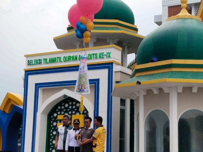 
					Bupati Kepulauan Anambas bersama jajaran melepas balon sebagai tanda dimulainya kegiatan Minggu Energi Baru Anambas Maju (MEB Day) di halaman Masjid Agung Baitul Ma’mur, Minggu (2/11). 