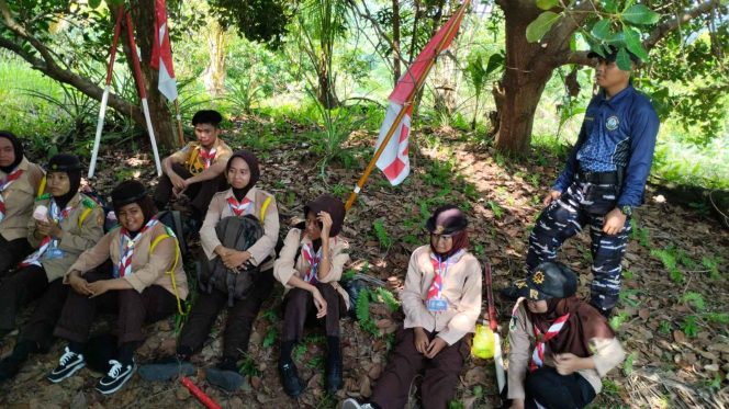 
					Seorang prajurit Posal Memperuk Lanal Tarempa mendampingi peserta Pramuka Ambalan Sajati SMA Negeri 1 Siantan Timur saat beristirahat di tengah kegiatan Napak Tilas di Pulau Bajau, Desa Nyamuk, Kecamatan Siantan Timur, Kabupaten Kepulauan Anambas, Minggu (2/11) 