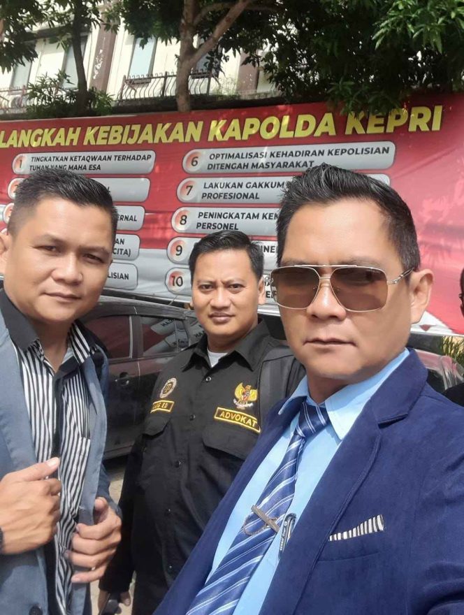
					Pengacara Jack Kuhon (kanan) bersama tim RJK & Partners saat berada di Polda Kepri dalam rangka menghadiri gelar perkara khusus terkait dugaan penipuan oleh salah satu developer. Sumber Foto: RJK & Patners, Selasa (4/11). 