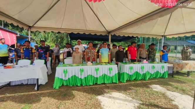 
					Bupati Kepulauan Anambas, Aneng, bersama jajaran Forkopimda, panitia, dan peserta menghadiri pembukaan turnamen sepak bola di Desa Palmatak, Kecamatan Kute Siantan, Kamis (6/11/2025). Acara berlangsung meriah dengan dukungan penuh masyarakat setempat.