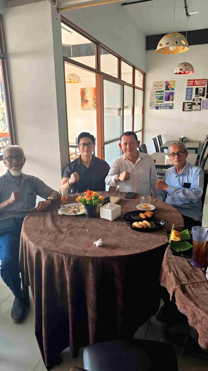 
					Suasana silaturahmi perwakilan Blue Steel Industries bersama tokoh masyarakat Batam, Minggu (9/11). 