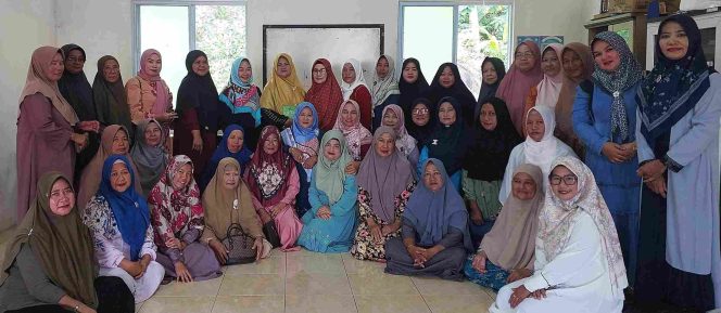 
					Para ibu-ibu Majelis Taklim Desa Tebang antusias mengikuti tausiah agama yang disampaikan oleh Ibu Neng Imas Sundari di Gedung PKK Desa Tebang, Minggu (9/11/2025).