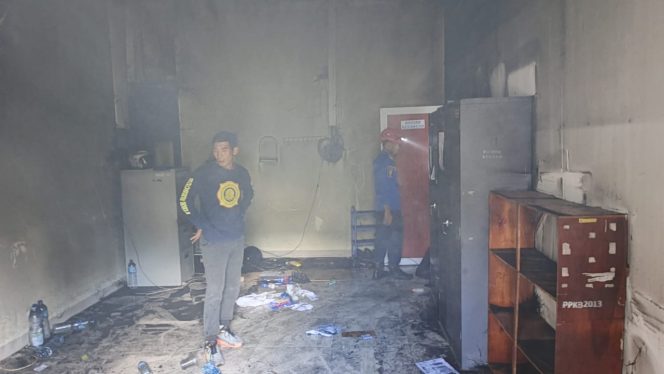 
					Petugas damkar memeriksa kondisi ruangan yang terbakar di Gedung OPD Pasir Peti, Anambas, Senin (10/11). 