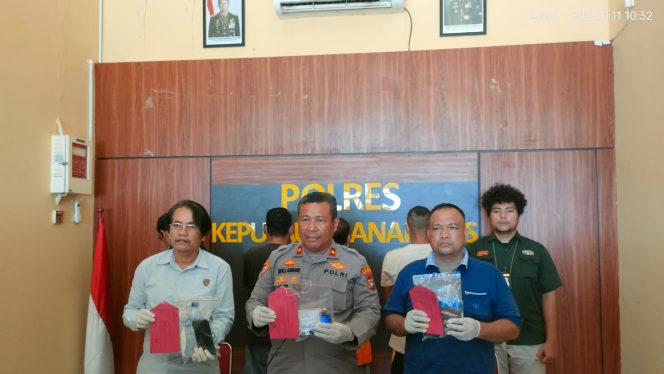 
					Waka Polres Anambas, Kompol Sallahudin Didampingi Oleh Kanit Resnarkoba dan Kasi Humas menunjukkan barang bukti sabu dan alat isap yang disita dari tiga tersangka, termasuk seorang camat aktif, dalam konferensi pers pengungkapan kasus narkotika di Mapolres Kepulauan Anambas, Senin (11/11). 