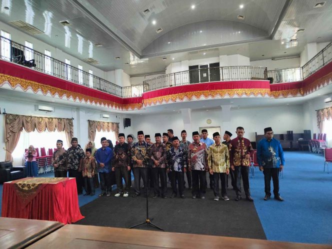 
					Para pengurus Ikatan Alumni Fakultas Dakwah dan Ilmu Komunikasi (FDIK) UIN Imam Bonjol Padang Cabang Pasaman Barat berfoto bersama usai pelantikan di Aula Kantor Bupati Pasaman Barat, Rabu (12/11). 
