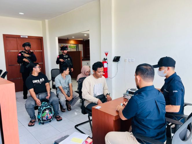 
					Petugas Bank Indonesia melayani masyarakat yang melakukan penukaran uang kecil di Letung, Kecamatan Jemaja, Kabupaten Anambas, Jum'at (14/11). 