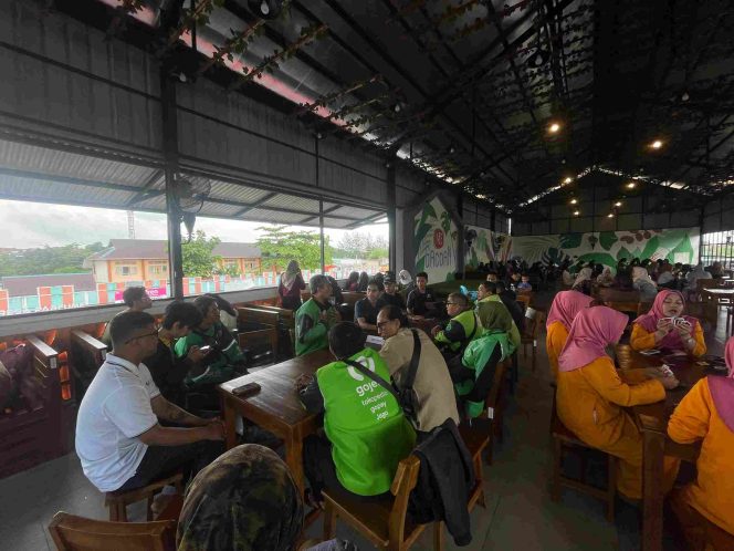 
					Perwakilan berbagai komunitas ojek online di Tanjungpinang termasuk SOBAT, KBMG, Grab, ShopeeFood, dan Maxim bersama tim manajemen serta karyawan Mie Gacoan Tanjungpinang duduk bersama dalam pertemuan evaluasi layanan di lantai dua resto tersebut pada Jumat (14/11/2025). Suasana berlangsung santai dan penuh keakraban.