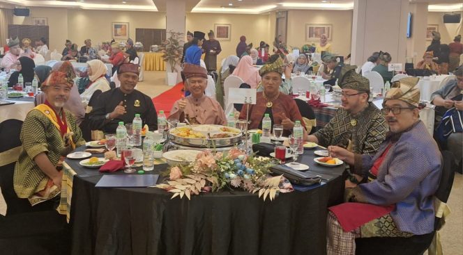 
					Para tokoh Hulubalang Lembaga Adat Melayu (LAM) Tanjungpinang bersama tamu undangan terlihat mengenakan busana adat Melayu saat menghadiri rangkaian kegiatan penandatanganan MoU dengan Persatuan Dunia Seni Silat Melayu Malaysia. Suasana acara berlangsung hangat dan penuh nilai budaya serumpun, Jum'at (14/11). 