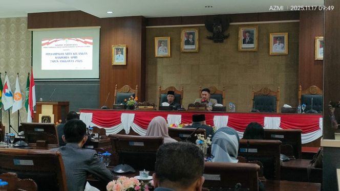 
					Ketua DPRD Kepulauan Anambas, Rian Kurniawan saat membuka rapat paripurna, Senin (17/11). 