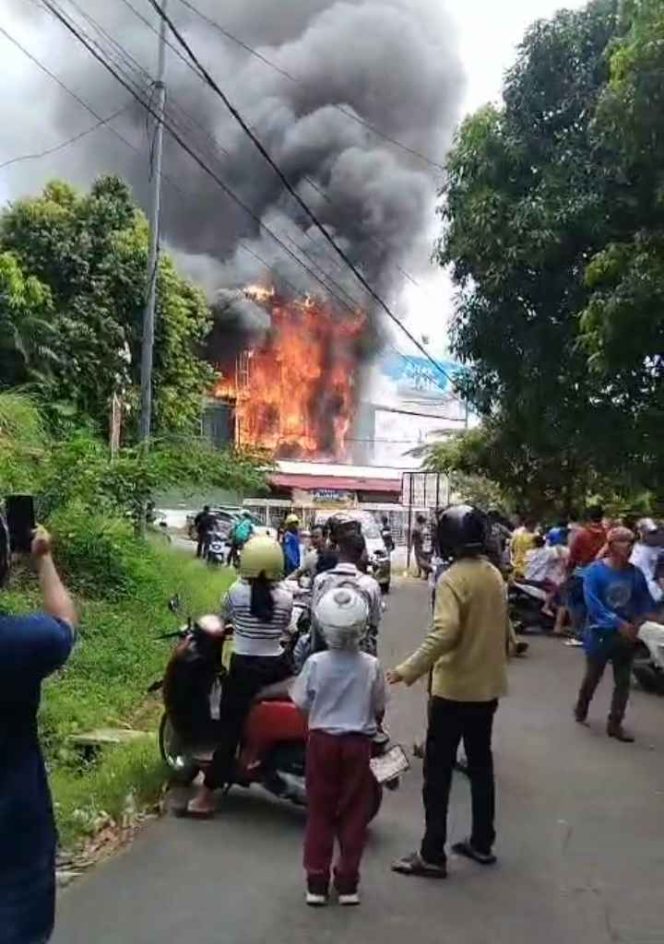 
					Asap pekat membubung dari ruko grosir yang terbakar di Harapan Business Center, terekam dalam video yang beredar di grup WhatsApp, Senin (17/11).