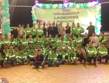 Foto bersama driver Draiv dengan Tamu Undangan, Panitia, serta ADOB, selesai seremony Launching Aplikasi Draiv di Batam. Foto : Wins