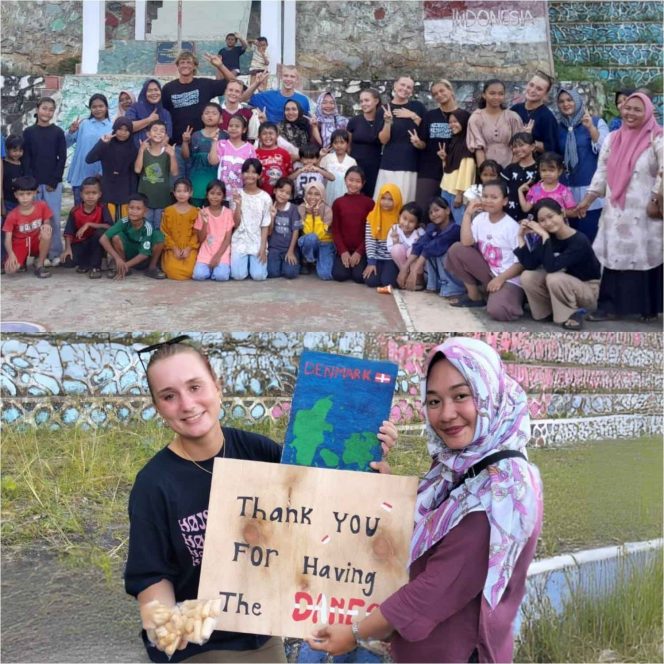 
					salah satu turis tampak menyerahkan bingkisan dan papan ucapan terima kasih bergambar peta Denmark kepada perwakilan PKK sebagai simbol persahabatan dan apresiasi atas sambutan hangat masyarakat desa, Selasa (18/11). 