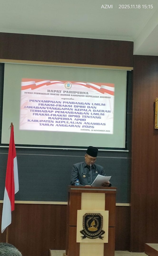 
					Bupati Kepulauan Anambas, Aneng, saat menyampaikan jawaban atas pandangan umum fraksi dalam Rapat Paripurna DPRD Kabupaten Kepulauan Anambas terkait pembahasan Ranperda APBD 2026 di Ruang Paripurna, Tarempa, Selasa (18/11). 