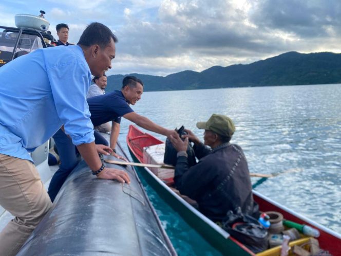 
					Pengurus HNSI Anambas dan Satwas PSDKP menyerahkan sembako kepada nelayan di perairan Siantan Tengah, Selasa(18/11). 