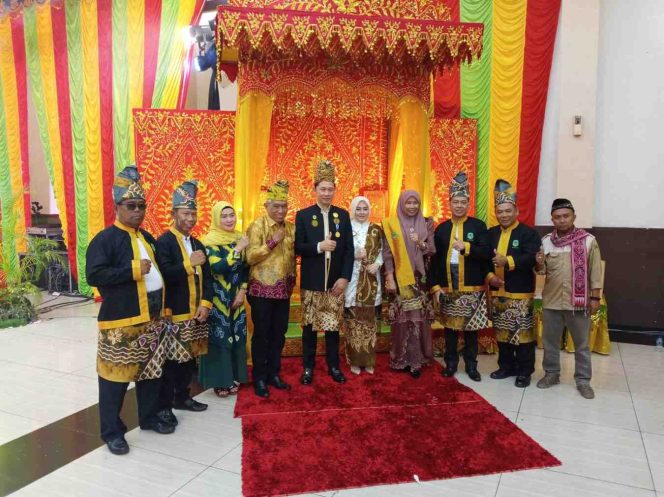 
					Ketua Umum PW KBB Kepri bersama para pengurus dan tokoh komunitas Banjar berfoto bersama setelah prosesi pelantikan, mengenakan busana adat Banjar di panggung utama yang dihiasi dekorasi tradisional, Minggu(23/11). 