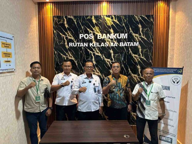
					Para pegawai Rutan Kelas IIA Batam bersama perwakilan lembaga bantuan hukum berfoto bersama usai peresmian Pos Bantuan Hukum (Pos Bankum) di lingkungan Rutan Batam, Selasa(25/11). 