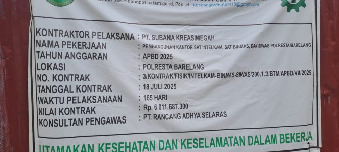 
					Papan proyek pembangunan Kantor Sat Intelkam, Sat Binmas, dan Siwas Polresta Barelang yang bersumber dari APBD Kota Batam Tahun 2025. Tertera nilai kontrak sebesar Rp 6.011.687.300 dengan pelaksana PT Subana Kreasimegah dan waktu pengerjaan 165 hari, Rabu (26/11). 