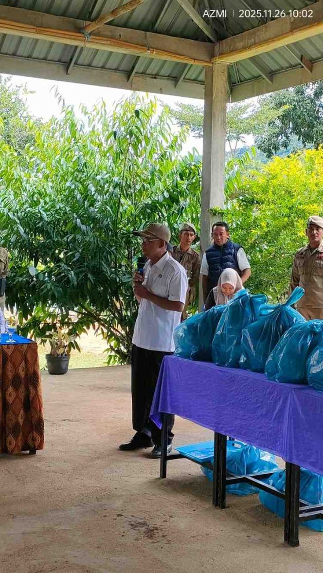 
					Kepala sekolah MTs Nurul Huda Desa Payalaman, Kecamatan Kute Siantan, Muhammad Roup, saat menyampaikan keluhan, Rabu(26/11). 