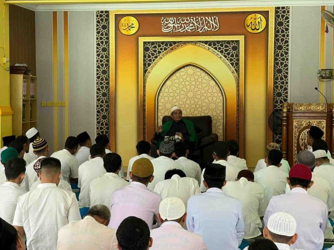 
					Suasana kegiatan Istighosah dan Doa Bersama di Masjid At-Taubah Rutan Kelas IIA Batam, diikuti pejabat, pegawai, serta warga binaan dengan khidmat menjelang pergantian tahun 2025–2026, Rabu(26/11). 