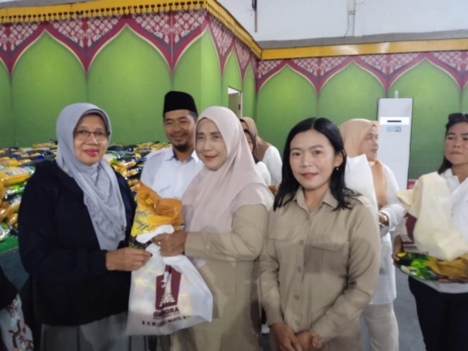 
					Ketua DPC Partai Gerindra Kabupaten Kepulauan Anambas, Hj. Teti Hadiati (tengah), secara simbolis menyerahkan paket sembako kepada masyarakat dalam kegiatan penyaluran 750 bantuan sembako di Gedung BPMS, Kamis(27/11). 