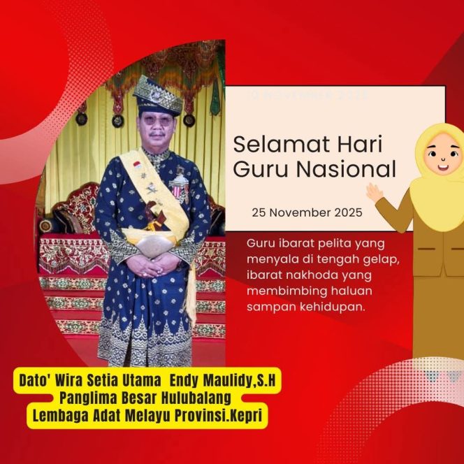 
					Seorang pria berbusana adat Melayu lengkap dengan tanjak, selempang kuning, dan pakaian tradisional bermotif songket berdiri di pelaminan bernuansa merah dan kuning. Pada sisi kanan terdapat ucapan Selamat Hari Guru Nasional 25 November 2025 dengan ilustrasi sosok guru berhijab. Di bagian bawah tertulis gelar adat serta penyebutan jabatan tokoh sebagaimana dipublikasikan dalam desain grafis tersebut, Jum'at (28/11). 