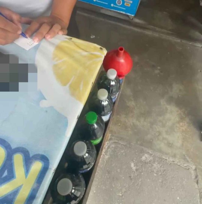 
					Seorang warga terlihat menulis angka di selembar kertas di salah satu warung di kawasan Tanjungpinang Barat. Aktivitas ini diduga berkaitan dengan praktik perjudian jenis sie jie yang marak disorot warga. (Foto: dok. warga), Rabu (5/11). 