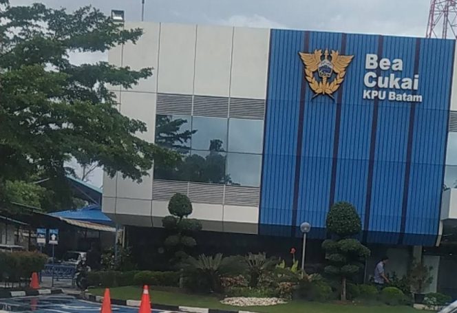 
					Gedung Kantor Pelayanan Utama (KPU) Bea dan Cukai Batam. Hingga kini, belum ada pernyataan resmi dari pihak Bea dan Cukai Batam terkait kabar dugaan penangkapan kapal cepat Abrar Jaya di perairan Barelang. (Foto: Dok. Istimewa /googlemaps). Rabu (5/11). 