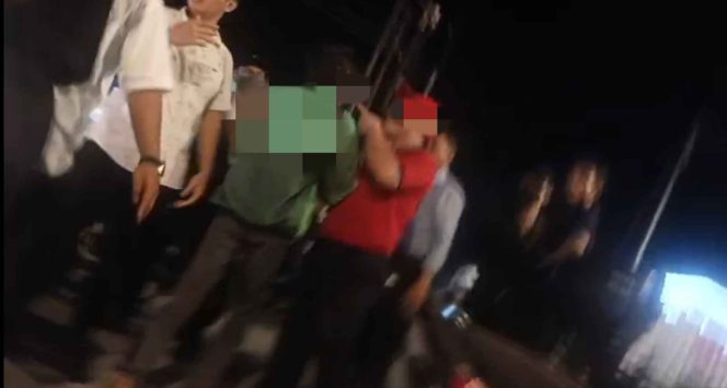 
					Suasana di depan gerai Mie Gacoan Km 10, Tanjungpinang, saat terjadi keributan kecil antara driver ojek online dan karyawan, Minggu (9/11/2025) malam. (Tangkapan layar video beredar). 