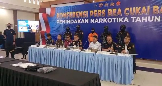 
					Kepala KPU Bea dan Cukai Tipe B Batam, Zaky Firmansyah, saat memaparkan pengungkapan dua kasus penyelundupan narkotika yang digagalkan BC Batam, Senin (17/11). 