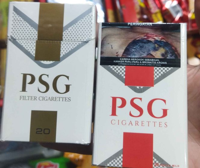 
					Dua bungkus rokok merek PSG tanpa pita cukai dan tanpa identitas pabrik yang beredar di pasaran. Selasa(18/11). 