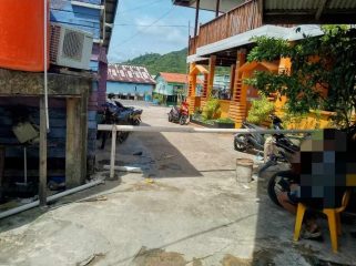 Portal sementara dipasang oleh ahli waris Nur Meifiani melalui kuasa hukumnya, Sahala Gultom, Senin(24/11). 