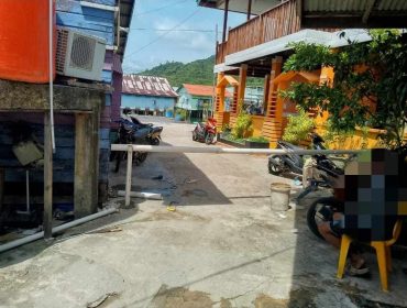 Portal sementara dipasang oleh ahli waris Nur Meifiani melalui kuasa hukumnya, Sahala Gultom, Senin(24/11). 