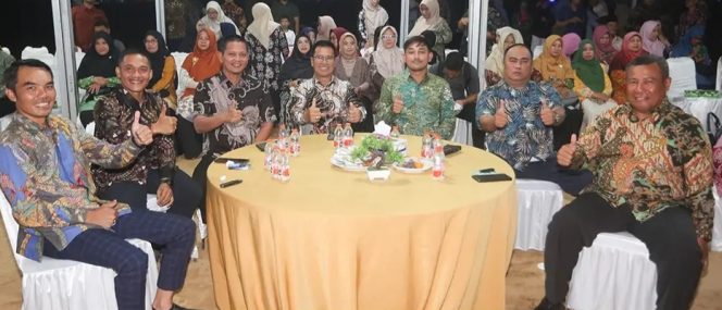 
					Ketua DPRD Kepulauan Anambas, Rian Kurniawan (Kemeja Batik Hijau), menghadiri acara Lomba Tari Tradisional Melayu dalam rangka HUT PGRI Ke-80 di Lapangan Bola Sulaiman Abdullah, Tarempa, Senin (24/11). 