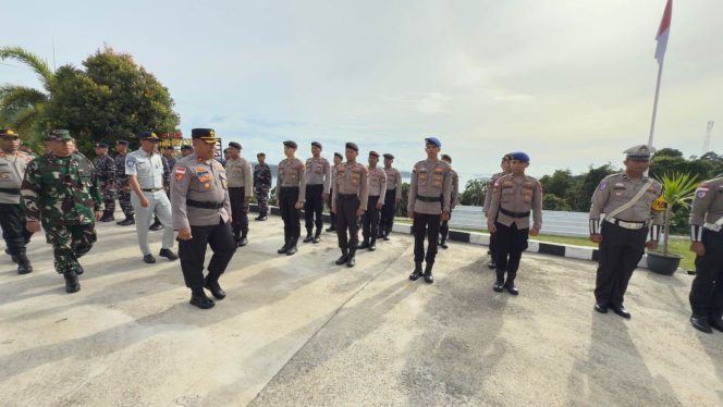
					Wakapolres Kompol Shallahuddin memeriksa kesiapan pasukan pada Apel Operasi Zebra Seligi 2025 di Lapangan Catur Prasetya, Senin (17/11).