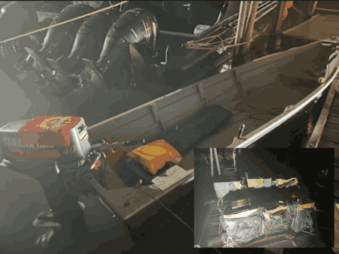 
					Speedboat bermesin 40 PK tanpa nama yang digunakan untuk mengangkut rokok ilegal berhasil diamankan oleh Tim Patroli Laut Bea Cukai Batam di perairan Tanjung Uncang, Batam, Jumat (7/11). 