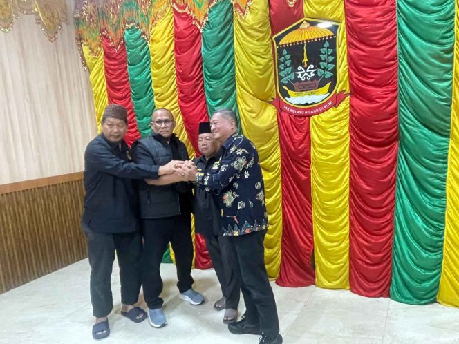 
					Momen islah di Gedung LAM Kepri ketika kedua pihak saling berjabat tangan sebagai tanda damai dan komitmen memperkuat silaturahmi, Selasa(18/11). 