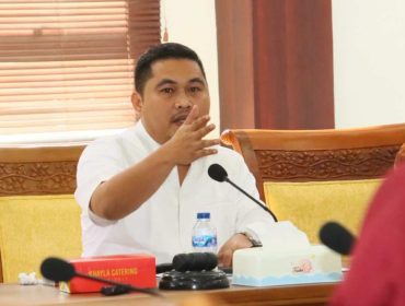 Anggota Komisi I DPRD Kota Batam, Rival Pribadi SH ketika Memimpin Rapat Dengar Pendapat Umum (RDPU) terkait perizinan Rencana Penggunaan Tenaga Kerja Asing (RPTKA) dan Kartu Izin Tinggal Terbatas (KITAS) milik PT Jaya Electrical Energy (JEE), Jumat (5/12/2025), di ruang rapat Komisi I. Foto : Ist