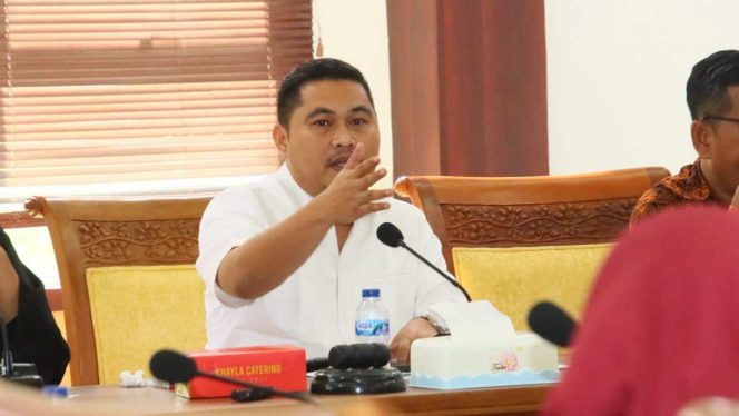 
					Anggota Komisi I DPRD Kota Batam, Rival Pribadi SH ketika Memimpin Rapat Dengar Pendapat Umum (RDPU) terkait perizinan Rencana Penggunaan Tenaga Kerja Asing (RPTKA) dan Kartu Izin Tinggal Terbatas (KITAS) milik PT Jaya Electrical Energy (JEE), Jumat (5/12/2025), di ruang rapat Komisi I. Foto : Ist