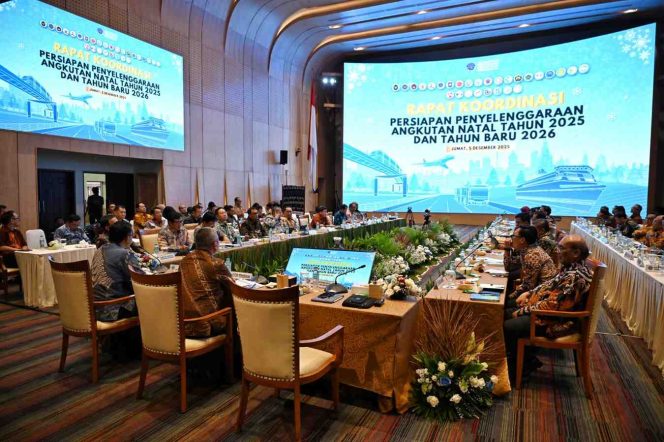 
					Suasana Rapat Koordinasi Persiapan Angkutan Nataru 2025/2026 yang dipimpin Menhub Dudy Purwagandhi di Kantor Kemenhub, Jakarta.